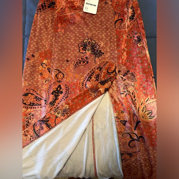 Free People NWT Velvet Midi Skirt With Front Slit Size XS - Picture 6 of 6